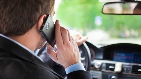 Atenção: falar ao telemóvel enquanto conduzes pode custar-te 1250€
