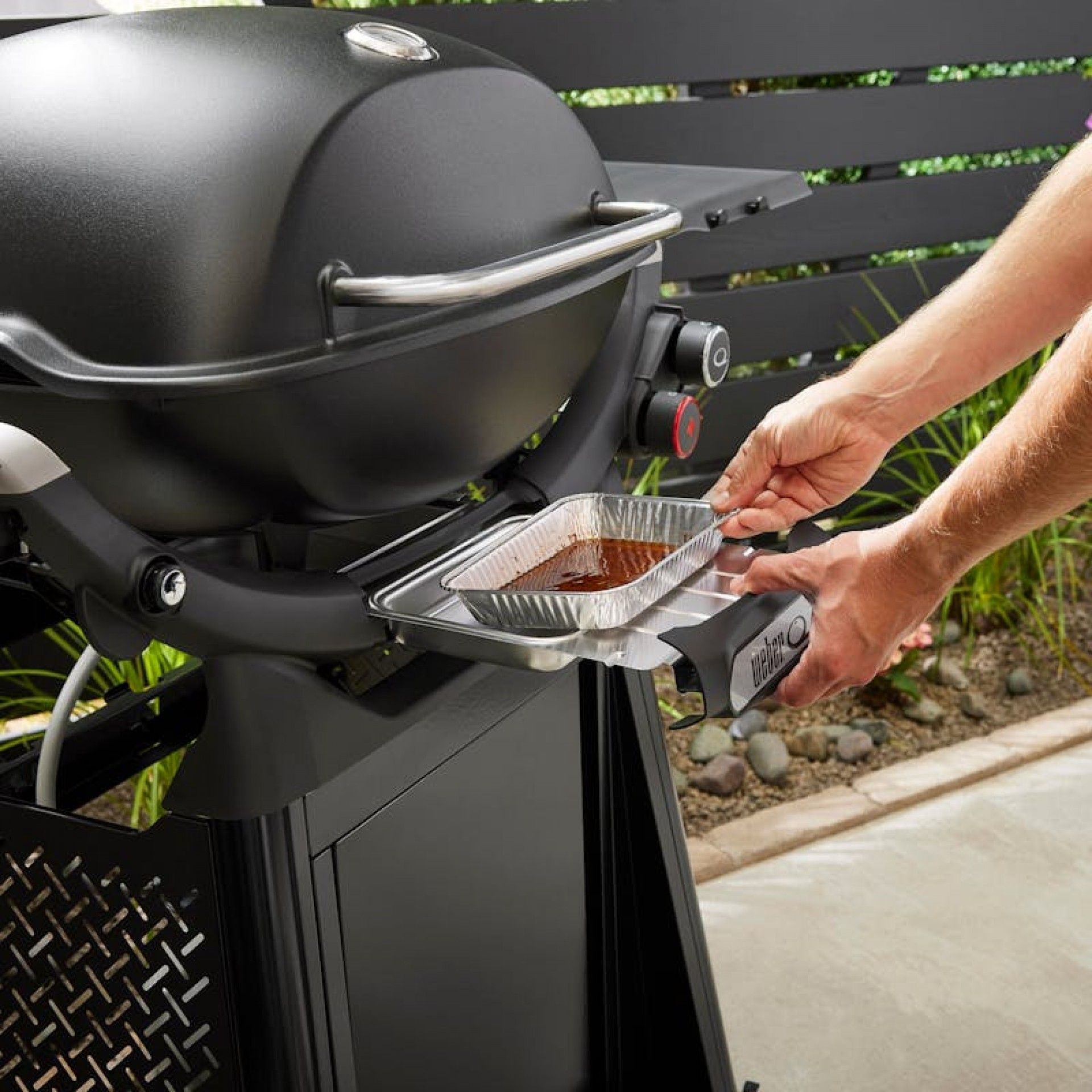 Barbecue Weber Q 3200N+ com Carrinho Premium