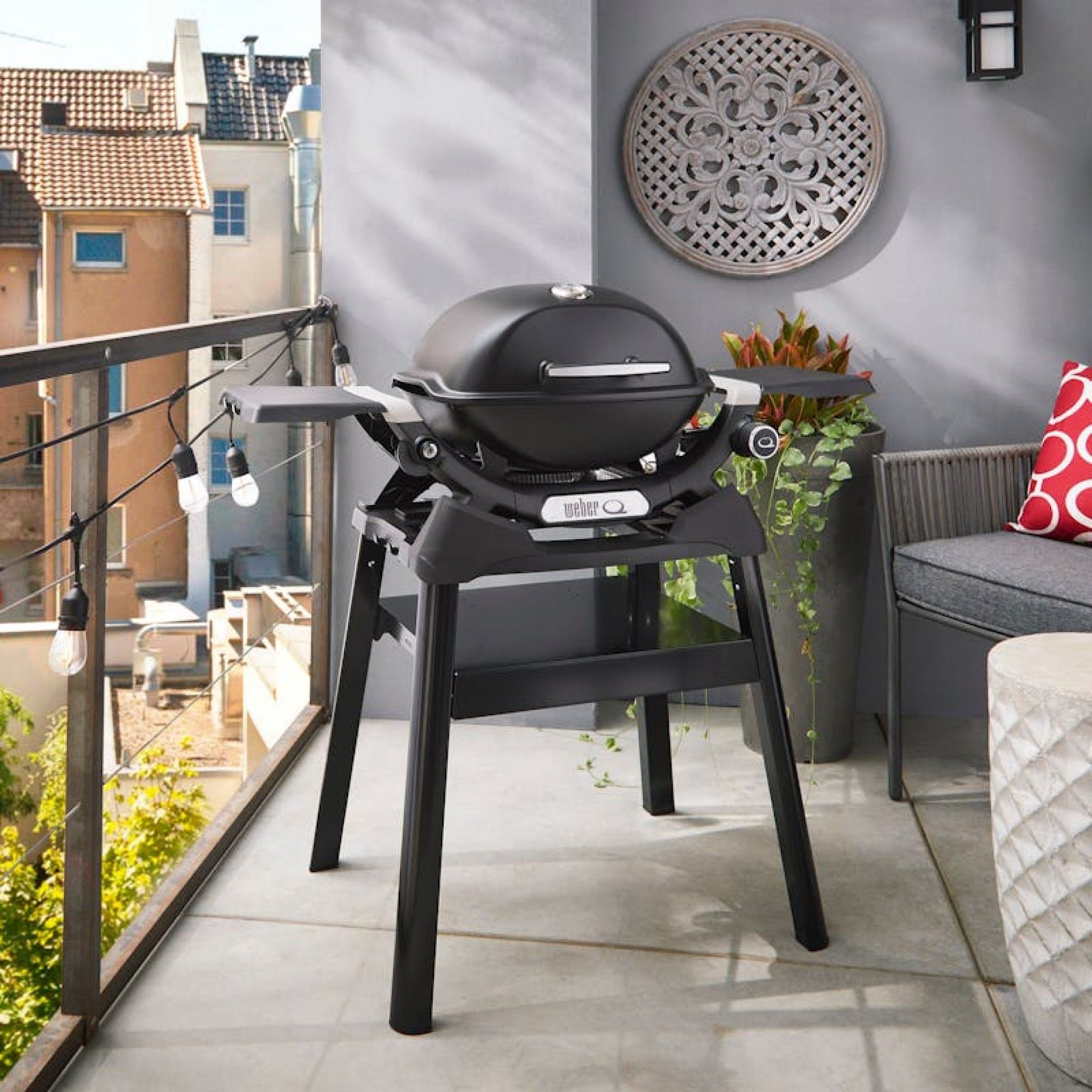 Barbecue Weber Q 1200N com mesas de apoio e suporte compacto