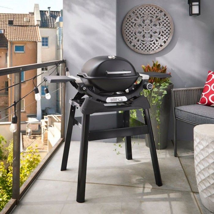 Barbecue Weber Q 1200N com mesas de apoio e suporte compacto